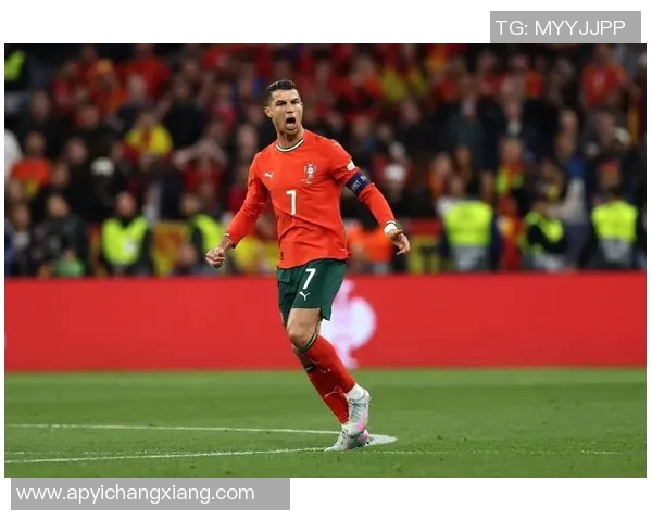 足球明星C罗在赛场上的精彩表现与传奇时刻回顾