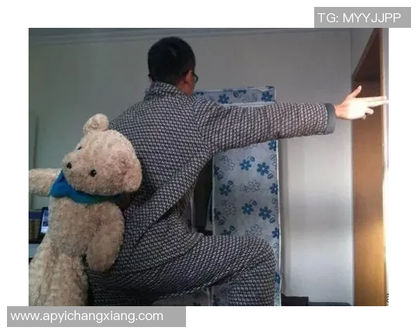 路人恶搞足球明星视频引发热议网友纷纷模仿创意无限欢乐不断